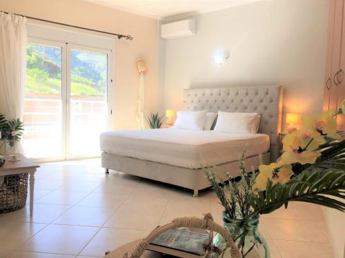  Villa Aeolus with private overflow, endless, heated pool, Pension in Prinés bei Omalós