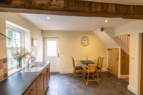 Konyha, Entire cottage & private garden in Scorton in Bowlandi Erdő  - Scorton