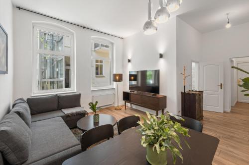 The Remise Mitte Loft, 2 BR, 2 bathrooms, living room, group & family friendly, 4- 7 Guests, Берлин
