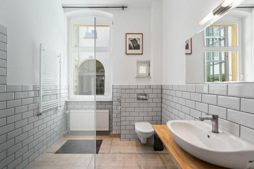 The Remise Mitte Loft, 2 BR, 2 bathrooms, living room, group & family friendly, 4- 7 Guests, Берлин (фото 10)