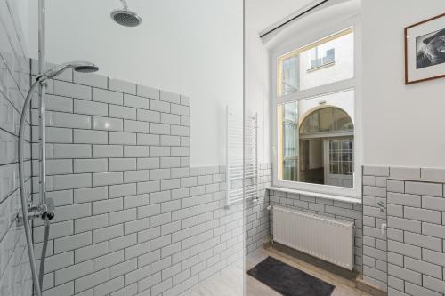 The Remise Mitte Loft, 2 BR, 2 bathrooms, living room, group & family friendly, 4- 7 Guests, Берлин (фото 11)