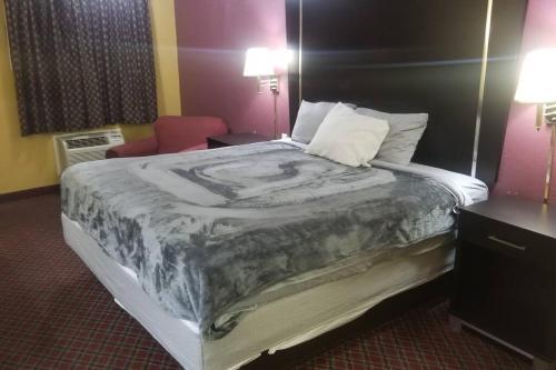 OSU 2 Queen Beds Hotel Room 208 Wi-Fi Hot Tub Room Booking