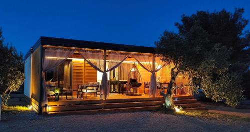 2 bedrooms, 5 beds