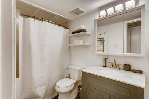 Modern Designer Condo Close to Downtown Austin! in Austin, USA