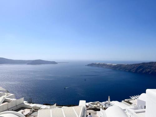 Esmi Suites Santorini