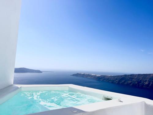 Esmi Suites Santorini