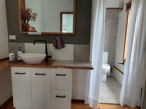 Bathroom, Corner Cottage Apartment and Studio - Geneva in Kyogle in Geneva