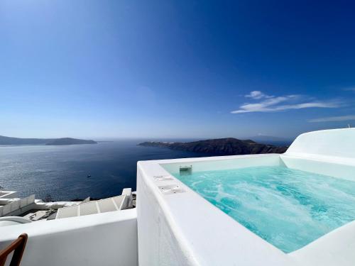 Esmi Suites Santorini