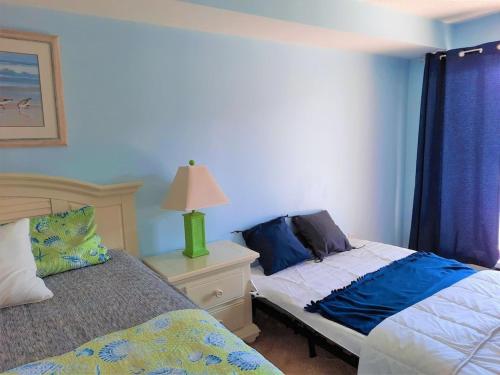 1B/1B condo with Ocean views, Resort style, Free WIFI, Few steps to the Beach!! in Wildwood Crest, USA