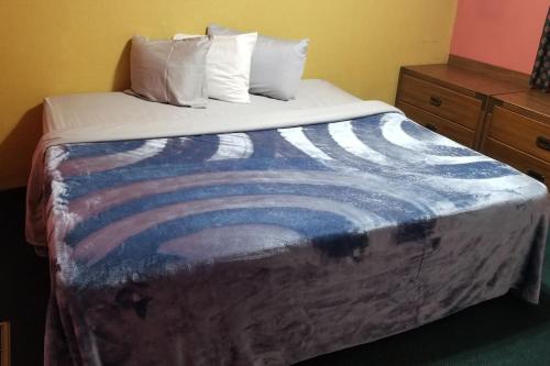 OSU 2 Queen Beds Hotel Room 209 Wi-Fi thumb 3