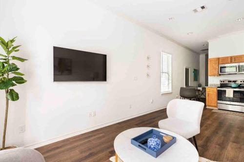 Urban chic living minutes to I-45 and I-610 #B in Houston, USA