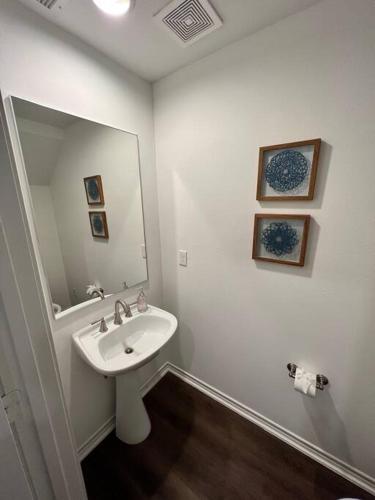 Urban chic living minutes to I-45 and I-610 #B in Houston, USA