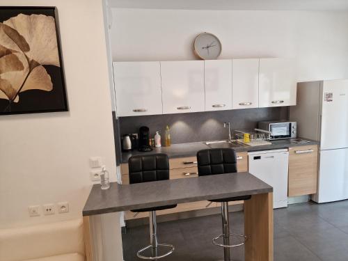 Entier beau 3pièces climatisé avec terrasse de 60m2 pour 7personnes (Entier beau 3pieces climatise avec terrasse de 60m2 pour 7personnes) in Chatenay Malabry