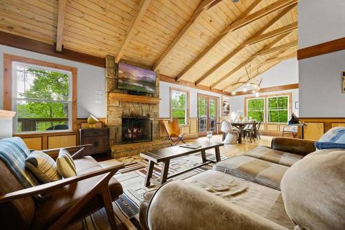 Chic private cabin w/ epic views & amenities! - Cove Creek Cascades