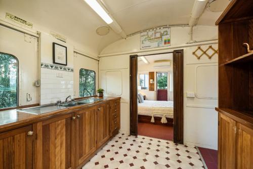 Konyha, Carriageway Retreat - Unique Red Rattler Carriages and Units in Dungog