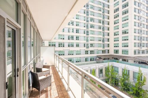 Modern Lillian St Apartments by GLOBALSTAY