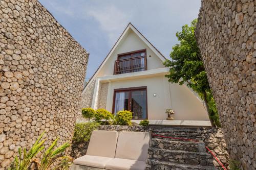 Triangle House image 10