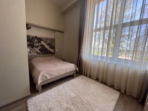 1 double bed, 2 twin beds