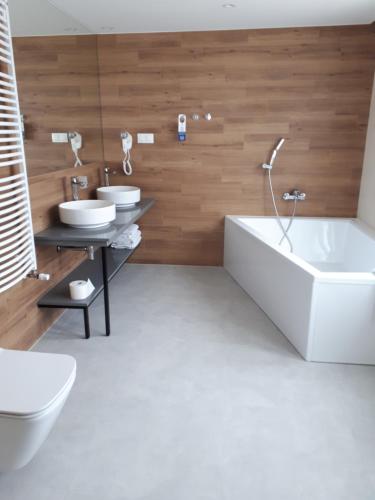 Deluxe Double Room with Bath image 6