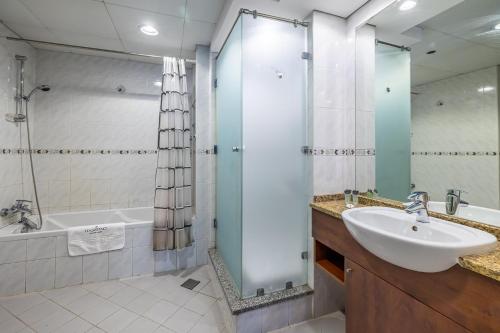 Lake Views Apartment in JLT - image 14