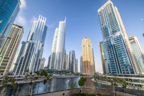 Lake Views Apartment in JLT - image 13