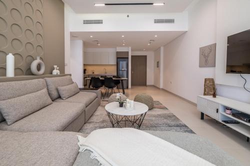 Waterfront 1BDR Apartment in The Grand Creek Harbour - image 3