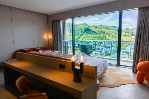 Premium King Room with Mountain View image 5