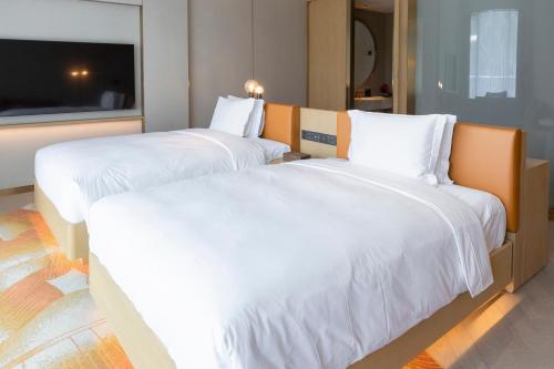 Premium Twin Room with Mountain view image 3