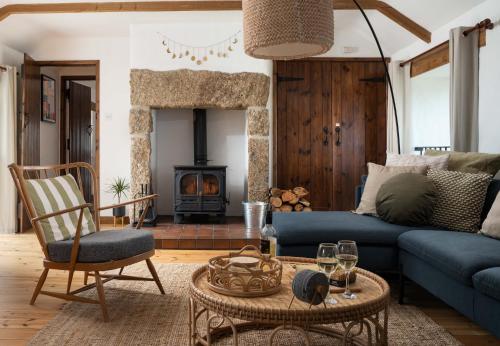 Naut Retreat, The Big Barn - Spacious & cosy cottage, walk to Porthcurno beach, Pedn Vouder & Minack Theatre
