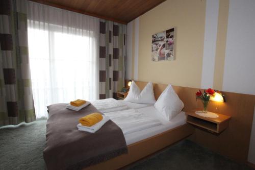 1 queen bed, 1 sofa bed