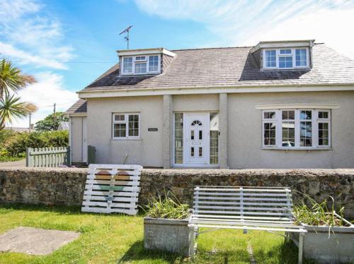 Homely 4-Bed House close to stunning beach