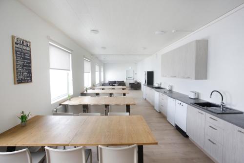 Shared lounge/TV area, Eiðar - Hostel in Egilstadir