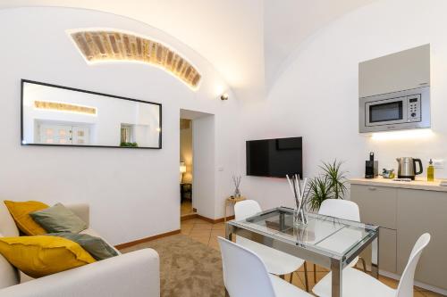Cozy & Central with Private Entrance by NDP rent, Rome