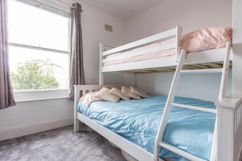 Lighthouse View - Apartment by the Sea, Kent