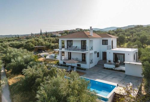 Beautiful house with pool & view