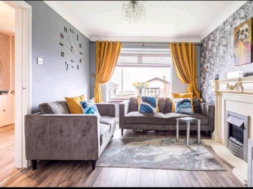 Spacious house City skyline and mountain views close too belfast centre and airports free parking 4