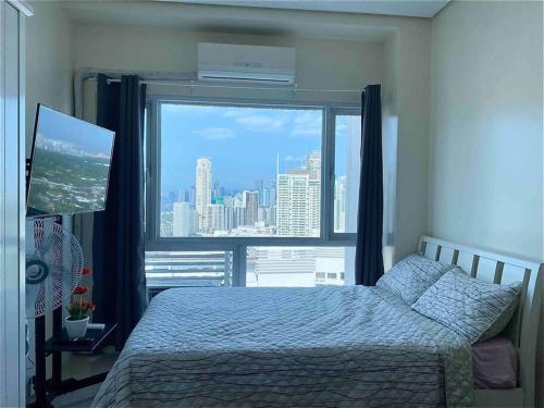 Makati Penthouse with Stunning City Skyline View, Manila