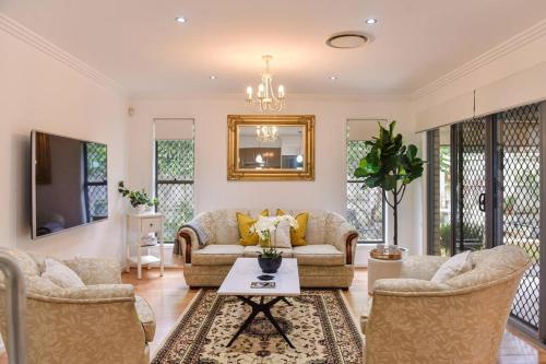 The Arcadia - Entire Luxurious English Cottage With Huge Privacy Near CBD