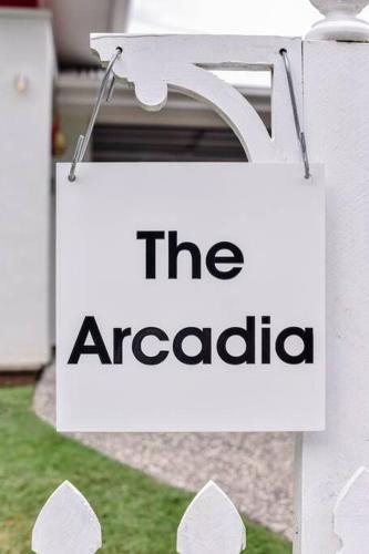 The Arcadia - Entire Luxurious English Cottage With Huge Privacy Near CBD