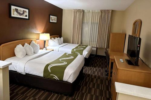 Quality Suites Near West Acres - image 7
