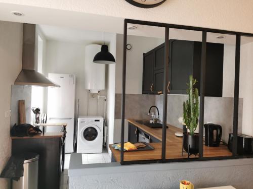 LE PETIT ANGLE APPARTEMENT 2 Pieces, plein centre ville, pres de la gare jusqu'a 4 personnes in Bellegarde-sur-Valserine
