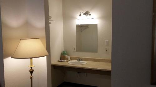 Country Regency Inn & Suites - 편의 시설/서비스