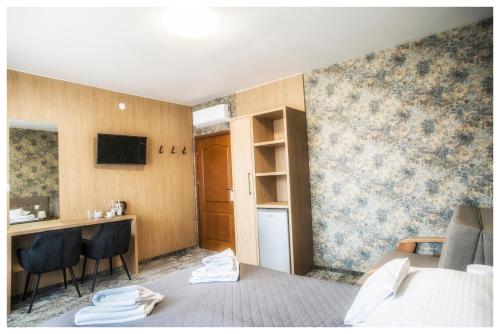 Deluxe Double Room (2 Adults + 1 Child)