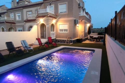 adosado con piscina a 10 minutos de Alicante