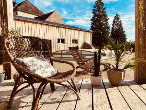 Pool house-L'hirondelle de Sermizelles- grand jardin, calme et nature aux portes du Morvan in Sermizelles
