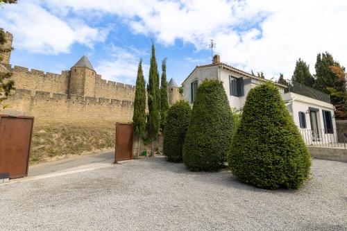 Sous les remparts la maison Pimprenelle