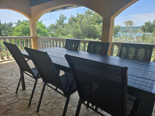 Villa Punta Blava, very quiet, amazing mix of mountain and sea air, ideal for health recovery, beach front, floor heating, internet, Pension in Obrovac bei Viguzico
