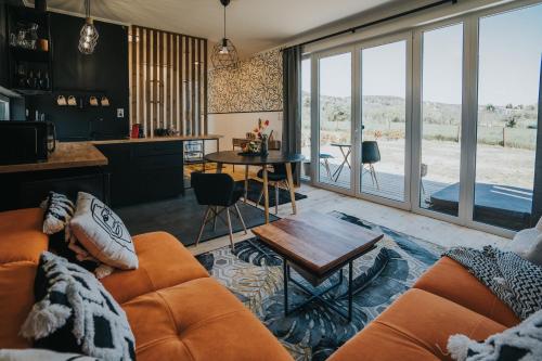 Halacs Homes Boutique Cabins, Unique cabin in ซิเกตี โจเซฟ