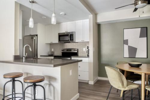 La Jolla 2br w gym wd pool nr bars shops SAN-21 in San Diego, USA