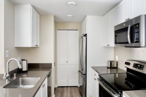 La Jolla 2br w gym wd pool nr bars shops SAN-21 in San Diego, USA